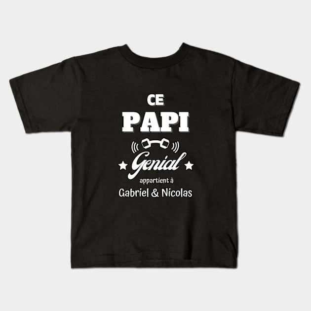 Ce Papi génial appartient cadeau grand-papa, Gift To Papa, Gift to Daddy, Gift to Dad Kids T-Shirt by Somethingstyle